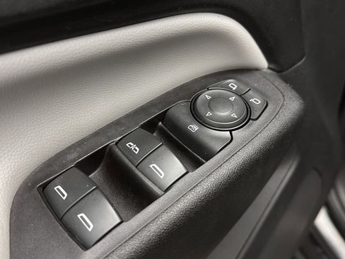 Used 2018 Chevrolet Equinox LS FWD image 11