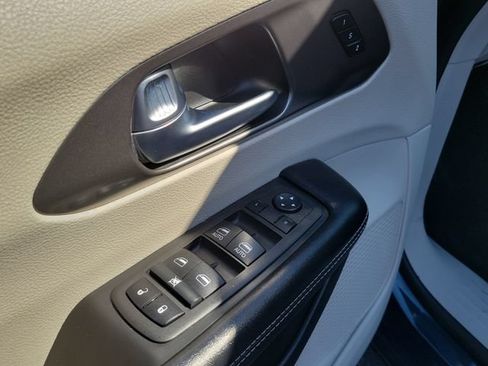 Used 2022 Chrysler Pacifica Touring-L FWD image 21