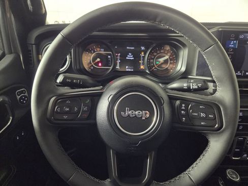 Certified 2025 Jeep Gladiator Sport image 18