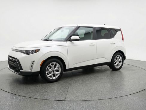 Used 2025 Kia Soul LX w/ LX Technology Package image 3