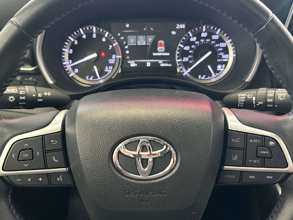 Used 2022 Toyota Highlander XLE FWD image 29