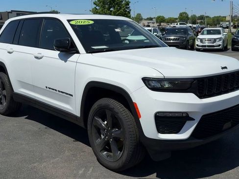 Used 2025 Jeep Grand Cherokee Limited w/ Black Appearance Package AWD/4WD image 9