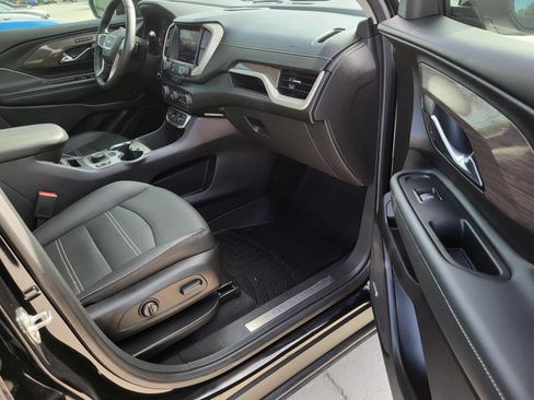 Used 2024 GMC Terrain Denali w/ Denali Premium Package AWD/4WD image 8
