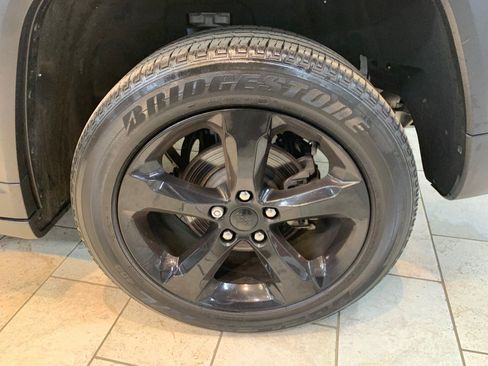 Used 2023 Jeep Grand Cherokee Altitude image 11