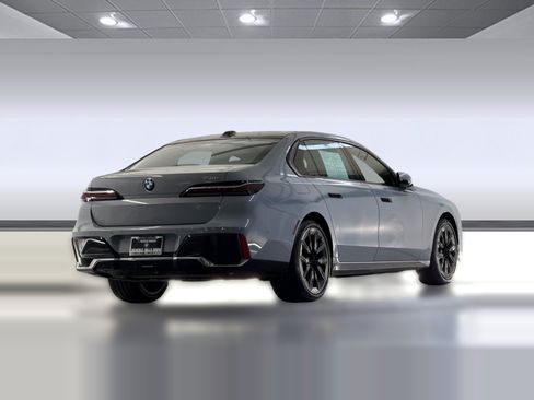 Used 2023 BMW 740i w/ Parking Assistance Package RWD image 9