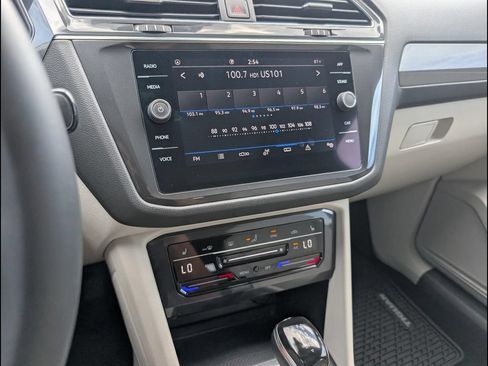 Used 2022 Volkswagen Tiguan SE FWD image 17