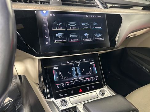 Used 2024 Audi Q8 e-tron Premium Plus image 17