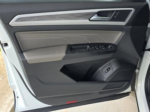 Used 2021 Volkswagen Atlas Cross Sport SE w/ Panoramic Sunroof Package FWD image 32