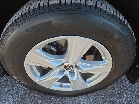 Used 2022 Toyota Highlander LE image 11