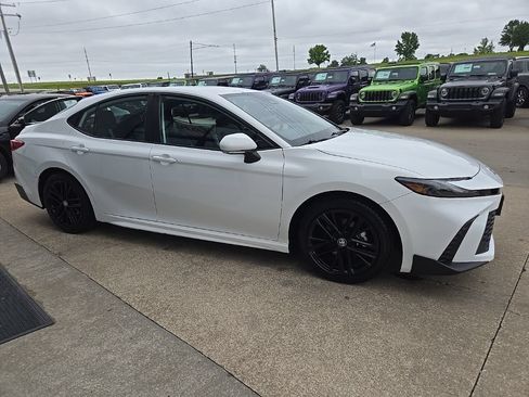Used 2025 Toyota Camry SE FWD image 13