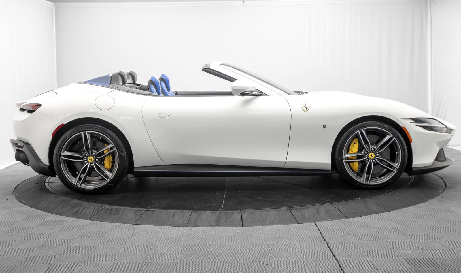 Used 2025 Ferrari Roma Spider RWD image 8