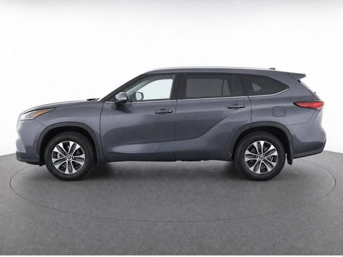 Used 2023 Toyota Highlander XLE AWD/4WD image 2