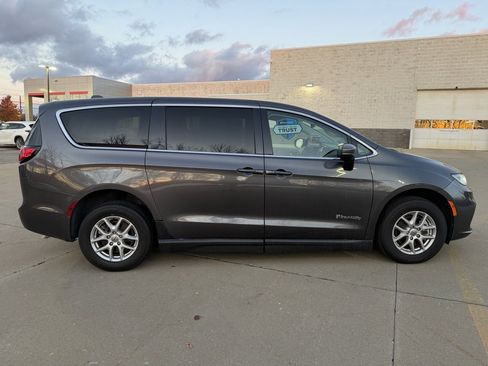 Used 2023 Chrysler Pacifica Touring-L image 6