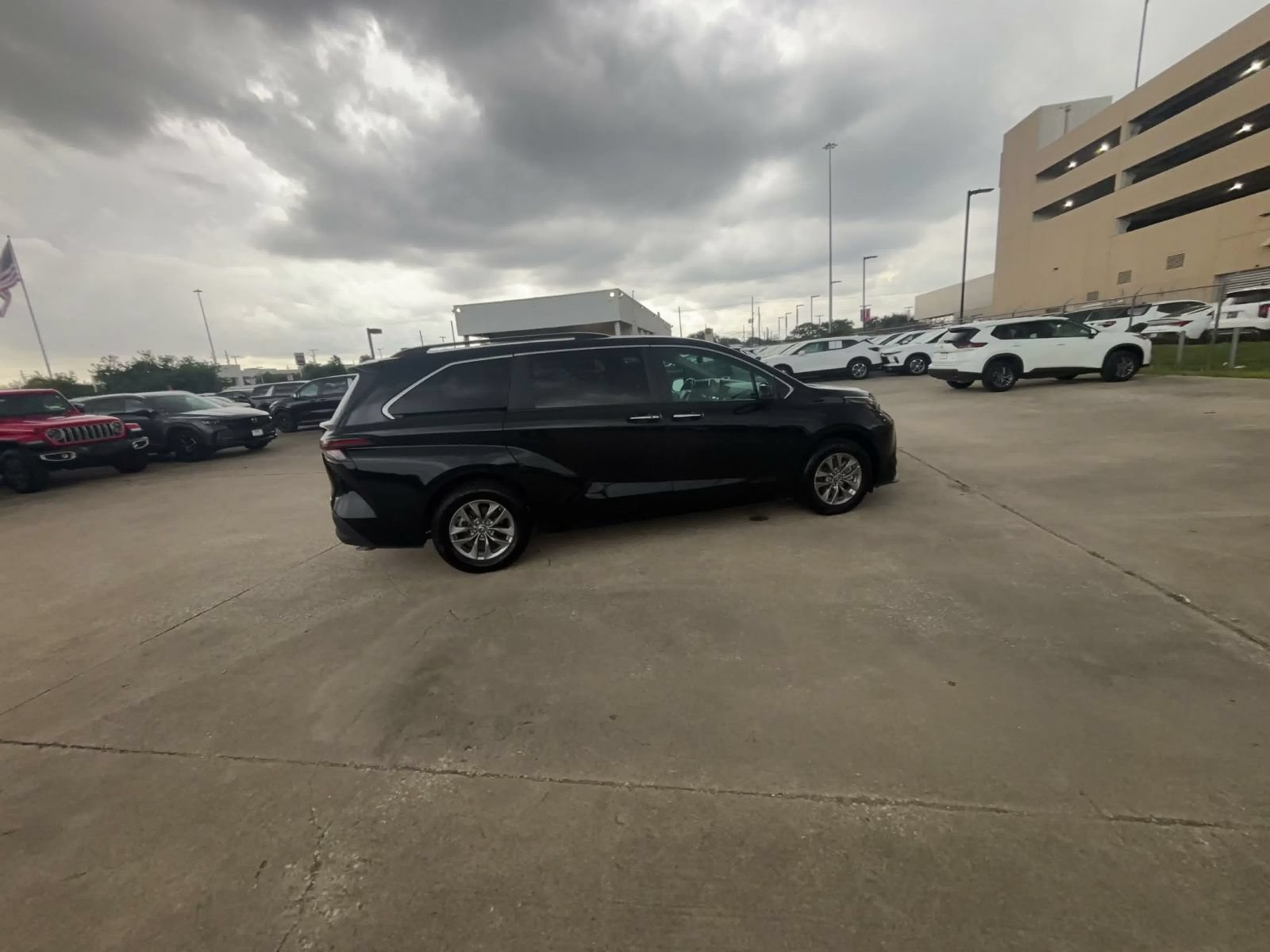 Used 2025 Toyota Sienna XLE FWD image 14