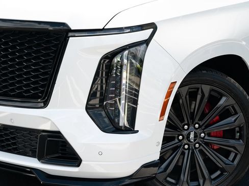 Used 2025 Cadillac Escalade V AWD/4WD image 3