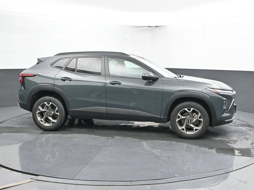 Used 2025 Chevrolet Trax LT FWD image 3