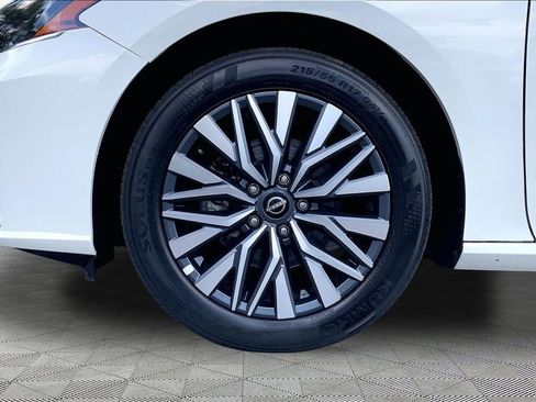 Used 2025 Nissan Altima 2.5 SV FWD image 21