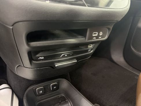 Used 2018 Chrysler Pacifica Limited FWD image 35