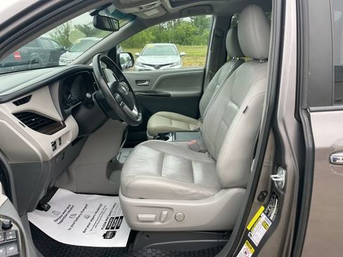 Used 2017 Toyota Sienna XLE FWD image 19