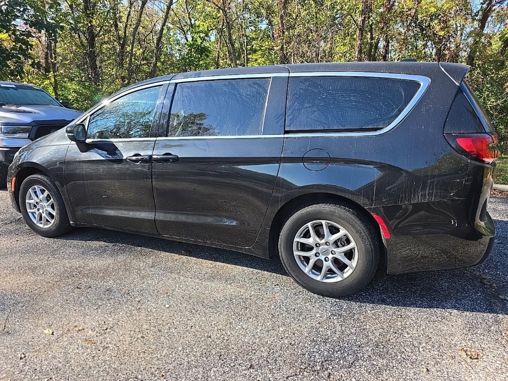 Used 2023 Chrysler Pacifica Touring-L FWD image 4