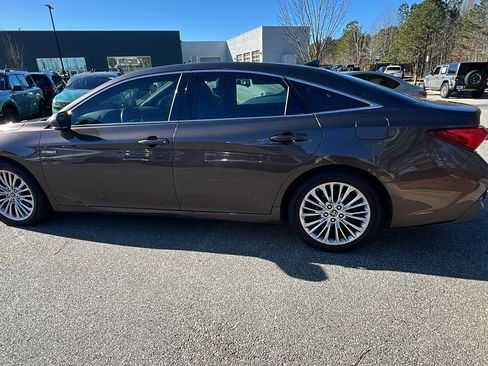 Used 2019 Toyota Avalon XLE image 11