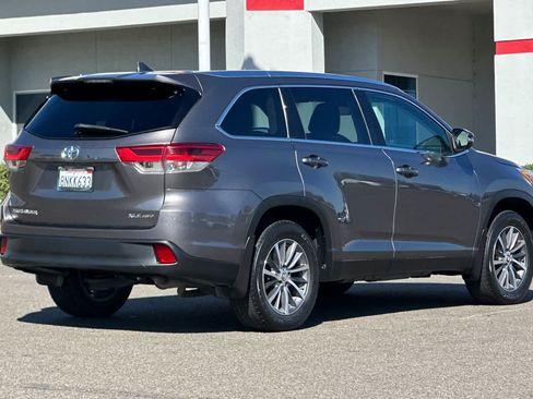 Used 2019 Toyota Highlander XLE AWD/4WD image 2