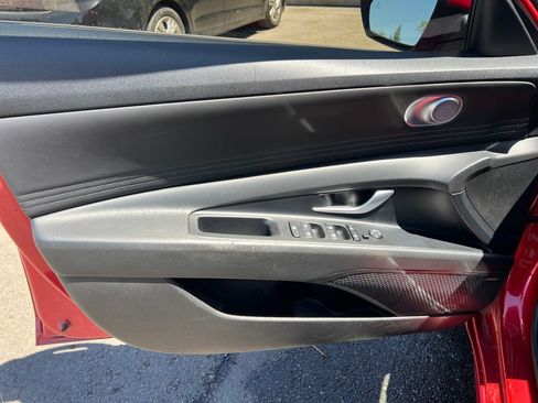 Used 2023 Hyundai Elantra Limited w/ Preferred Accessory Package FWD image 19