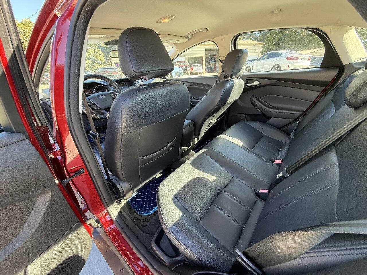 Used 2015 Ford Focus SE FWD image 18
