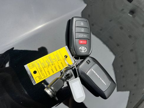 Used 2024 Toyota Highlander LE AWD/4WD image 30