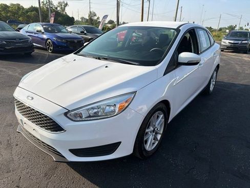 Used 2018 Ford Focus SE w/ Cold Weather Package FWD image 3