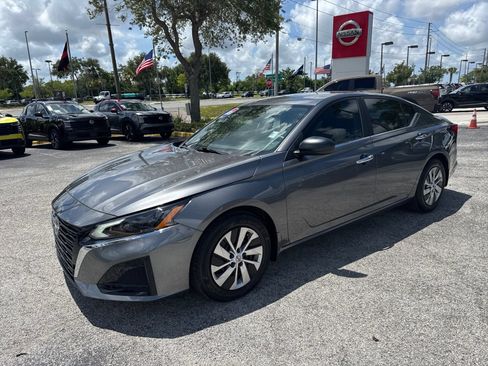 Used 2024 Nissan Altima 2.5 S FWD image 3