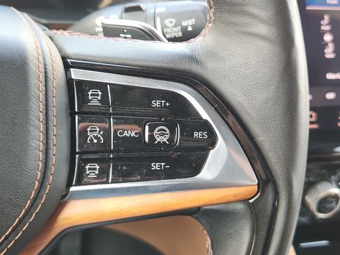 Used 2024 Jeep Grand Cherokee Summit AWD/4WD image 31