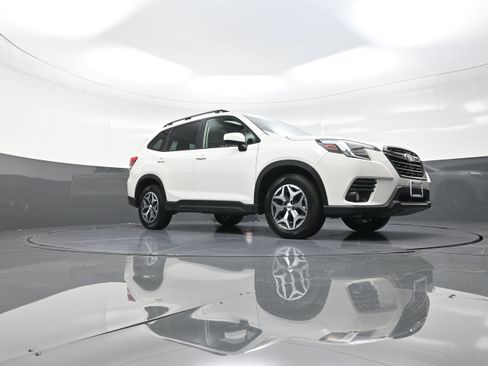 Used 2023 Subaru Forester Premium image 9