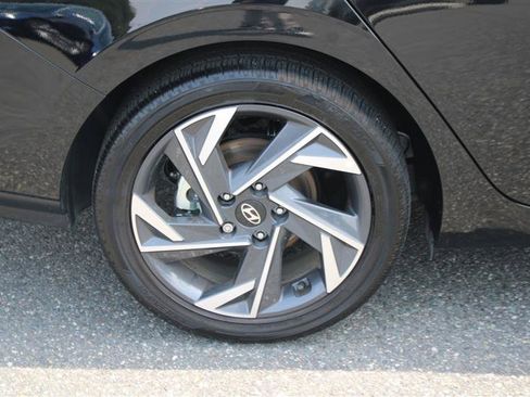 Used 2025 Hyundai Elantra Limited FWD image 9