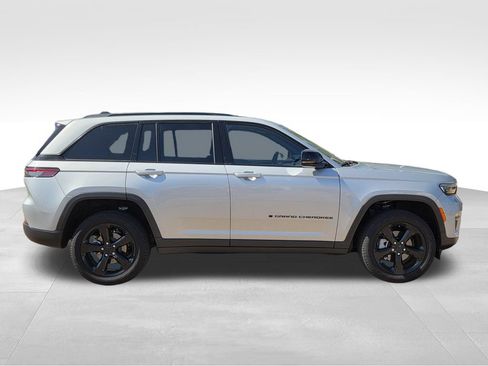 Used 2025 Jeep Grand Cherokee Limited w/ Black Appearance Package RWD image 5
