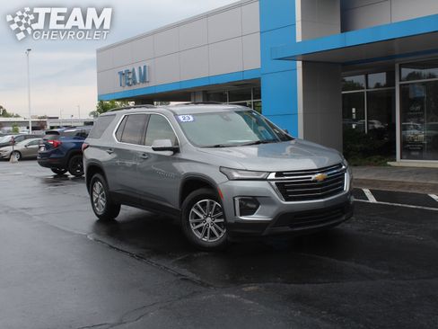 Used 2023 Chevrolet Traverse LT FWD image 2