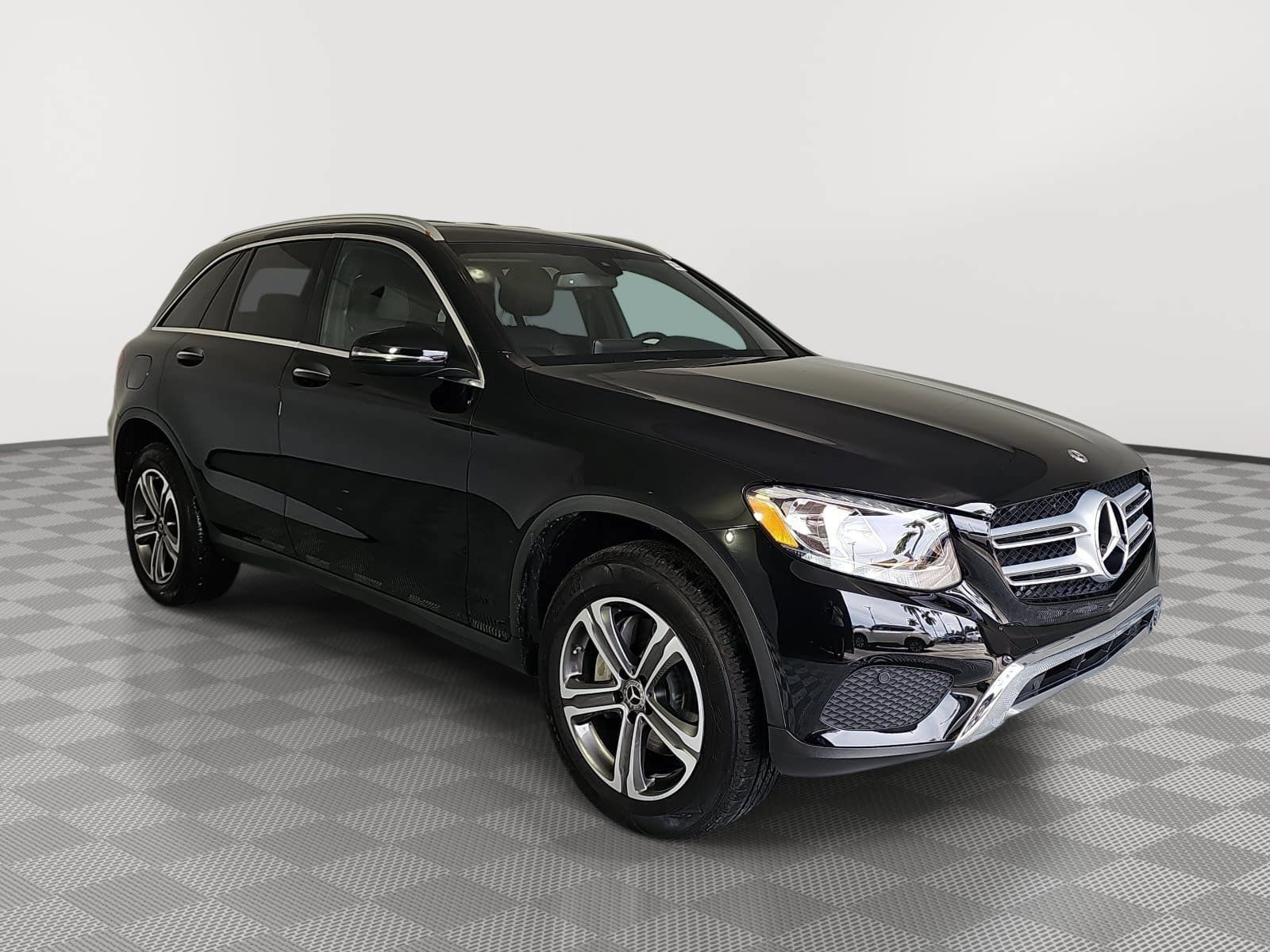Used 2017 Mercedes-Benz GLC 300 4MATIC image 2