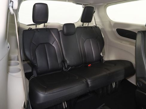 Used 2017 Chrysler Pacifica Touring-L image 12