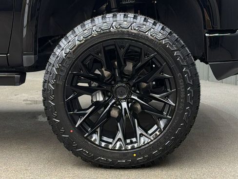 Used 2025 GMC Sierra 1500 Denali Ultimate image 9