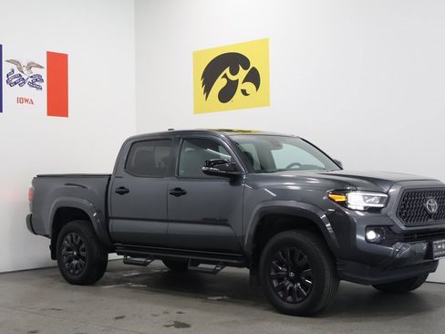 Used 2022 Toyota Tacoma Limited image 1