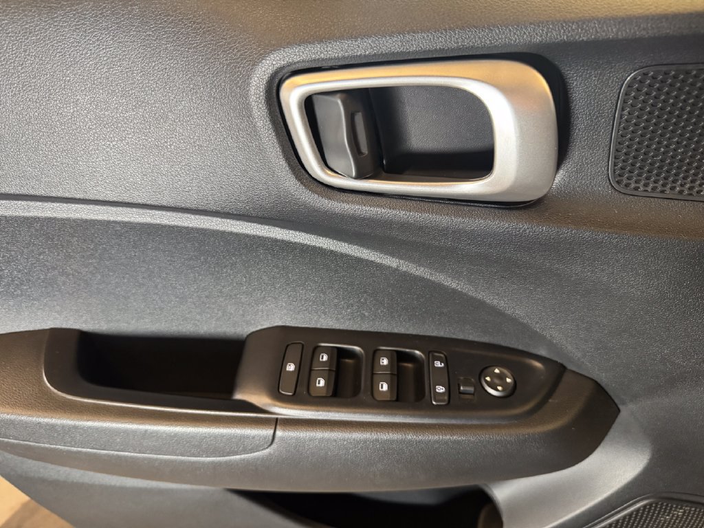 Used 2020 Hyundai Venue SE FWD image 19