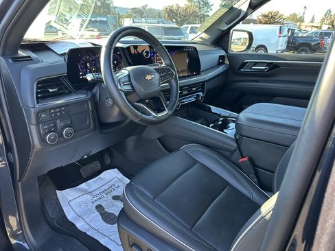 Certified 2025 Chevrolet Suburban Premier image 9