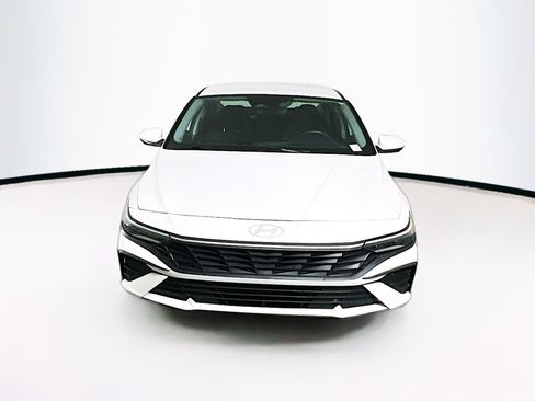 Used 2024 Hyundai Elantra SEL image 2