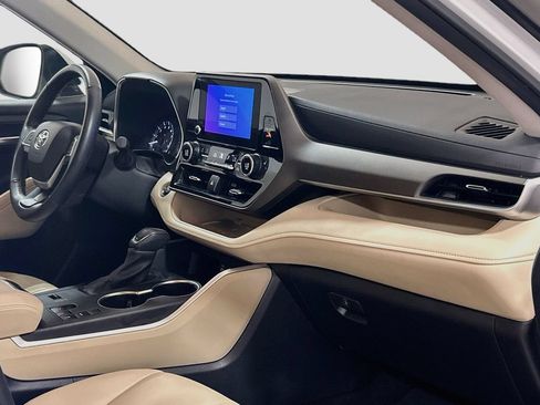 Used 2023 Toyota Highlander XLE FWD image 28