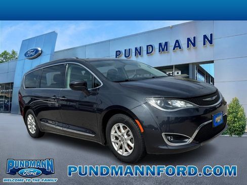 Used 2020 Chrysler Pacifica Touring-L FWD image 1