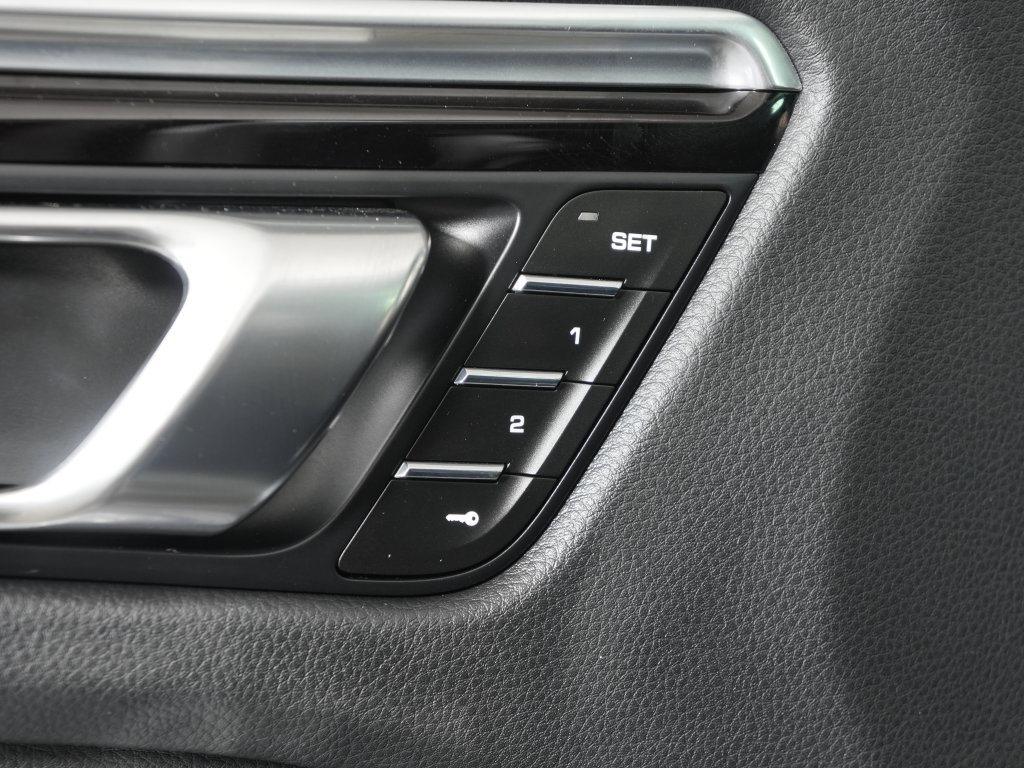 Certified 2025 Porsche Macan w/ Premium Package Plus AWD/4WD image 19