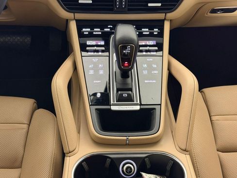 Used 2023 Porsche Cayenne Platinum Edition image 19