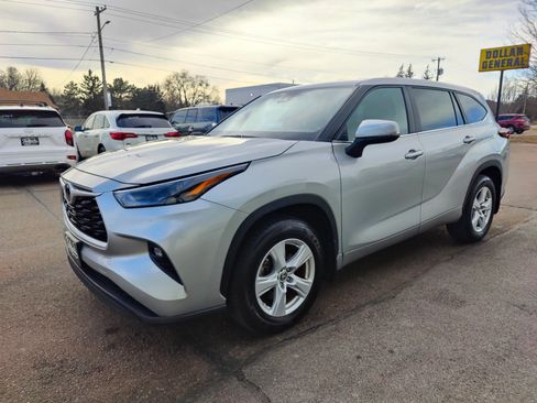 Used 2024 Toyota Highlander LE image 4