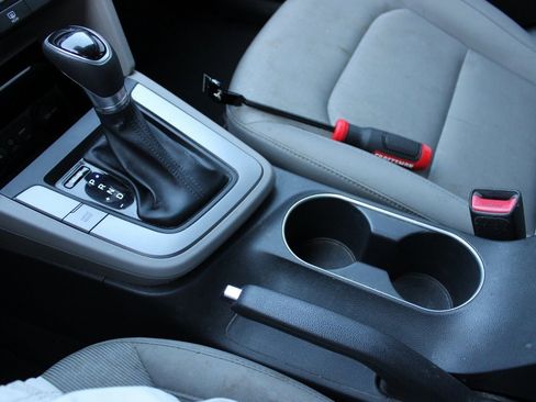 Used 2017 Hyundai Elantra SE image 24