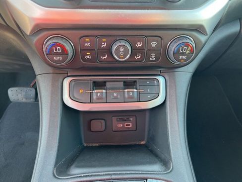 Used 2023 GMC Acadia SLT w/ Preferred Package image 28